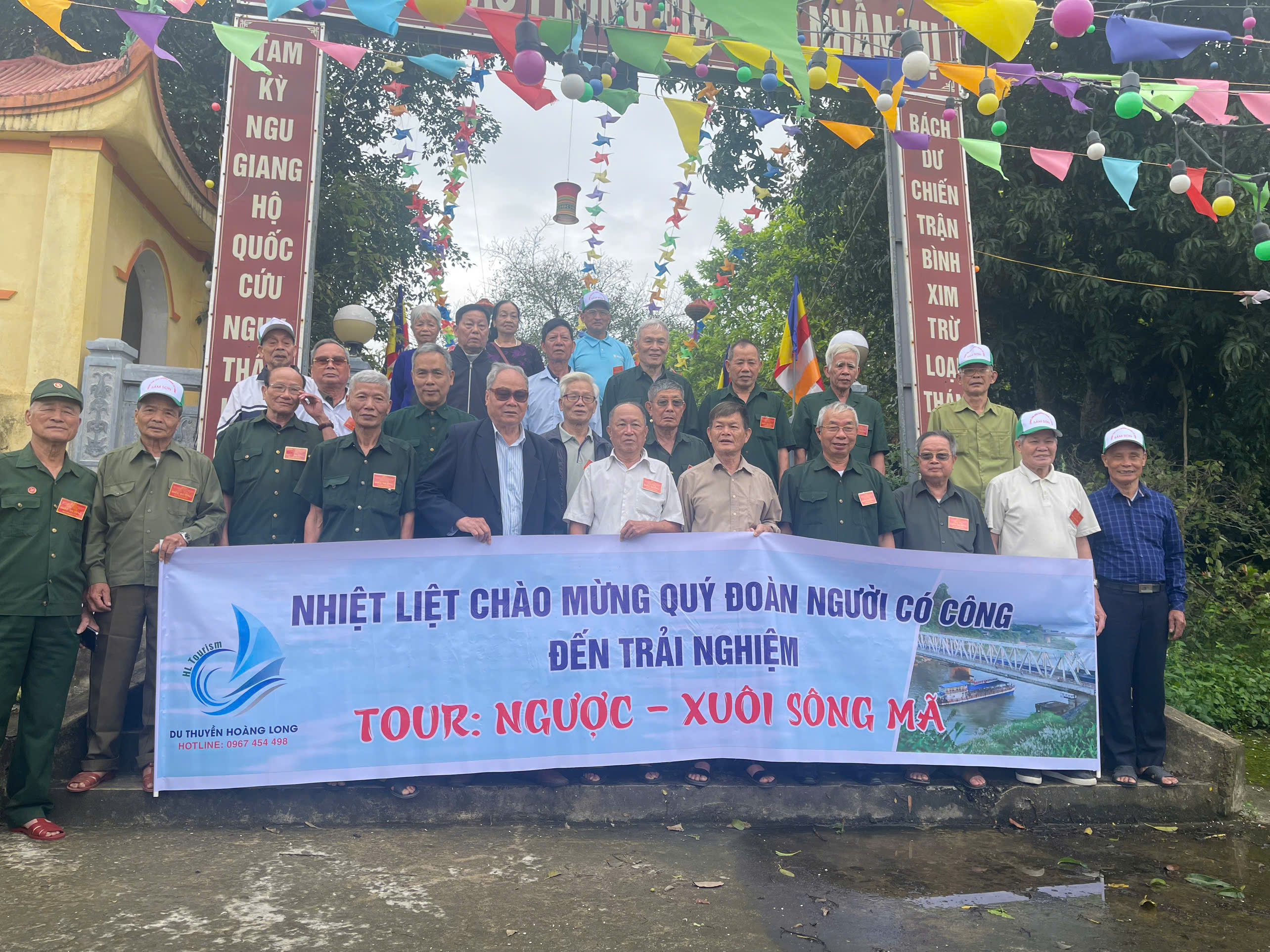 Đoàn người có công đến trải nghiệm Tour &quot; Ngược - xuôi sông Mã&quot;.