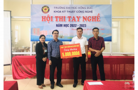 Đại diện Công ty TNHH Tự động hóa Bắc miền Trung tặng quà tài trợ cho Hội thi tay nghề