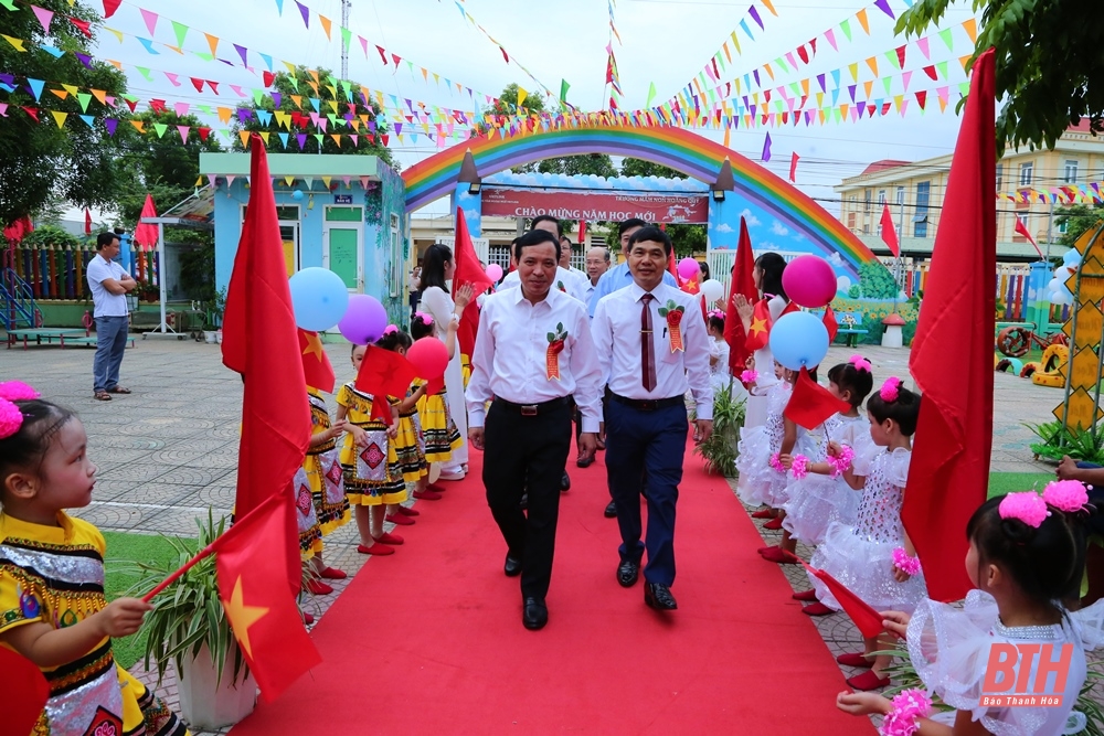 Đồng chí Lại Thế Nguyên, Phó Bí thư Thường trực Tỉnh ủy, Trưởng Đoàn ĐBQH tỉnh dự lễ khai giảng năm học mới tại Trường Mầm non Hoằng Quỳ.